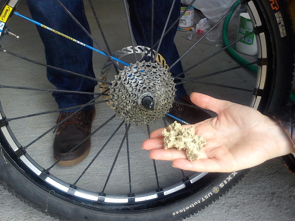 Látex seco extraído del interior de una rueda bici